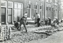 502866 Afbeelding van de aanleg van de speelplaats in de Bollenhofsestraat te Utrecht.